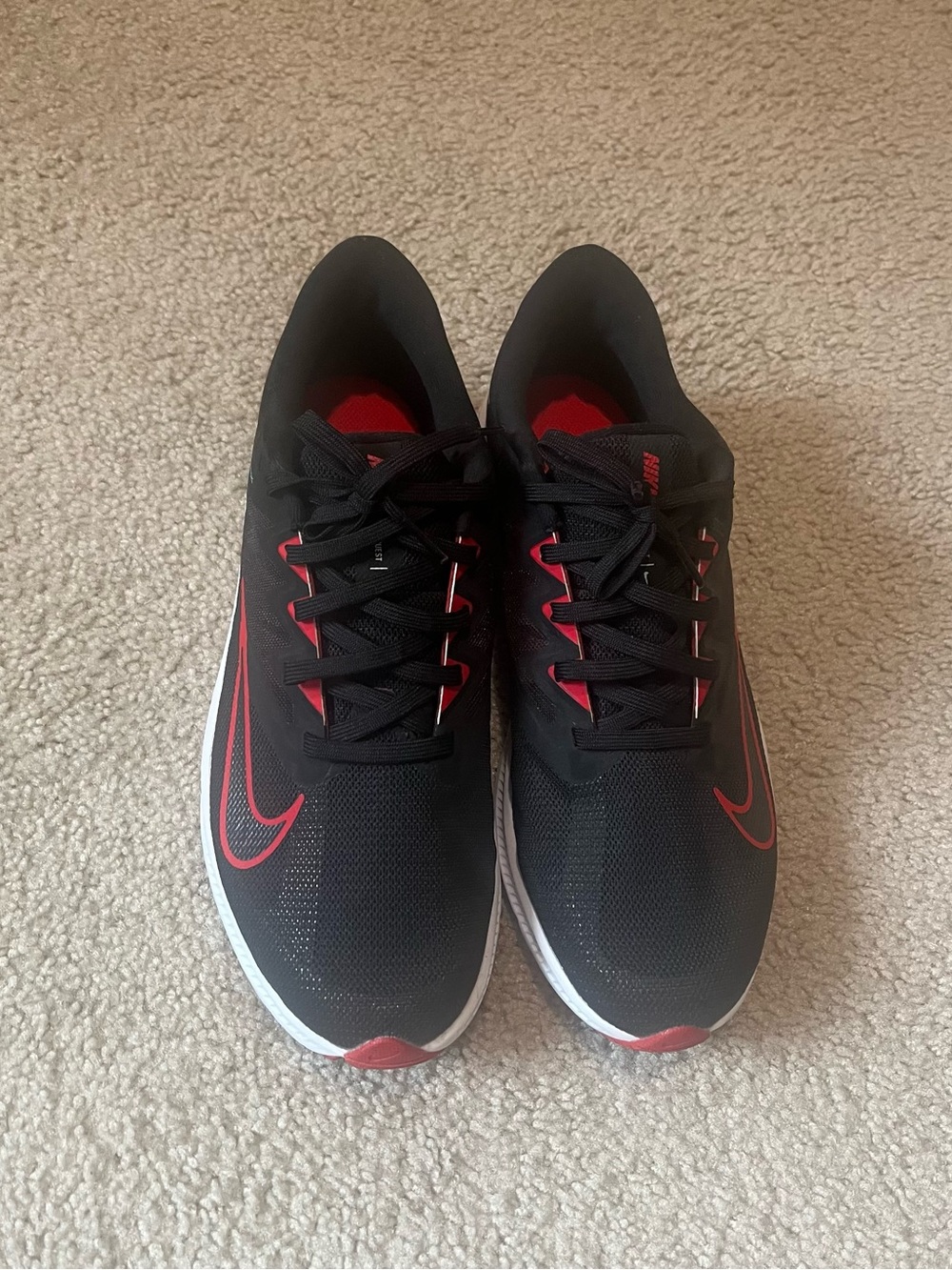 Nike Men’s Black & Red Training Sneakers